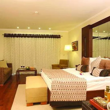 Marinem Karaca Deluxe 4* تورغوتْريس